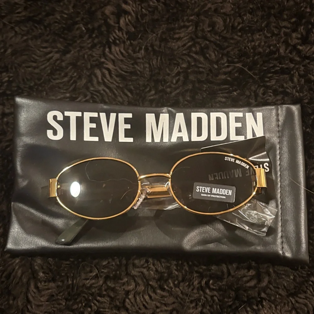 Brand new Steve Madden Oval Gold and Black Sunglasses - Picture 2 of 10